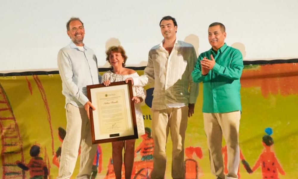 Tres familiares de Salvo Basile reciben un reconocimiento en su nombre durante el Festival Internacional de Cine de Cartagena de Indias, en homenaje a su trayectoria y legado en el audiovisual.